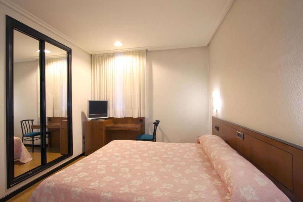 Santacruz Hotel Oviedo Szoba fotó